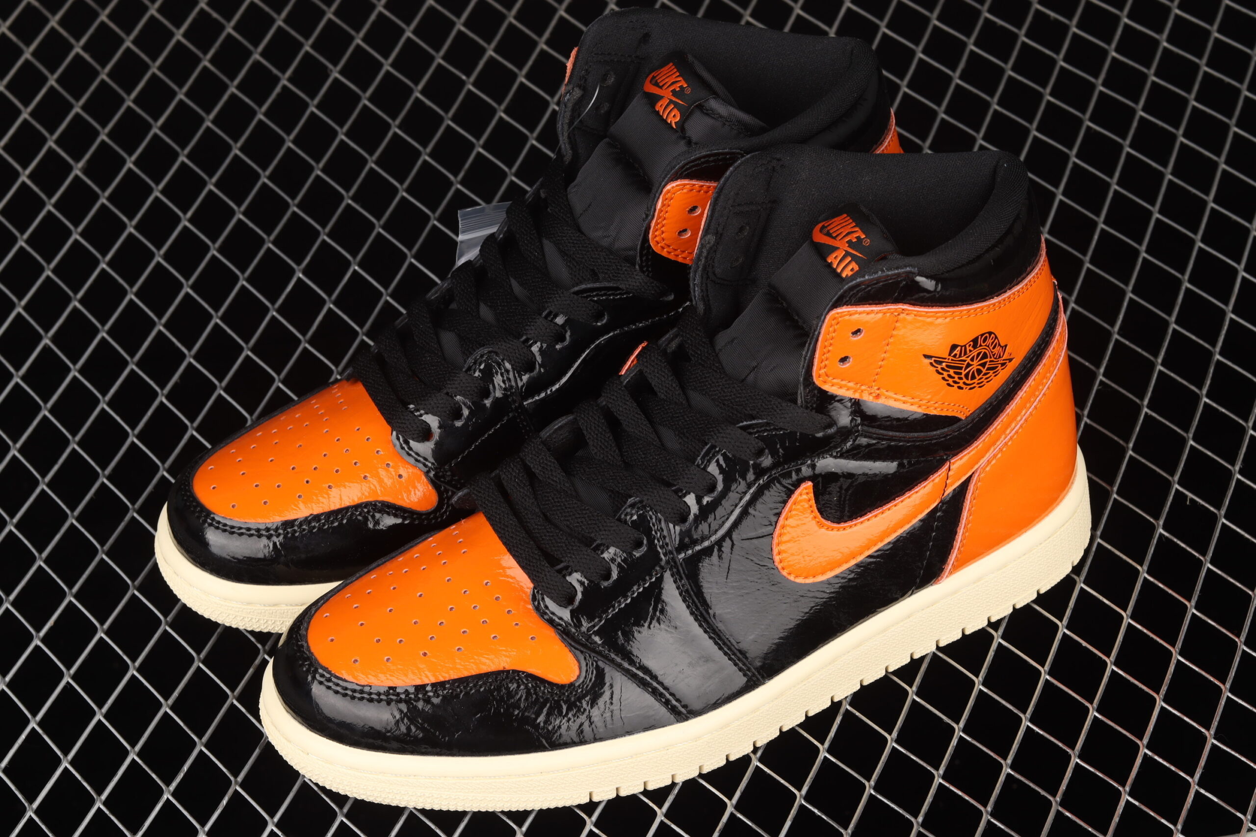 air jordan 1 retro high og aj1 555088-028 basketball shoes - Image 3